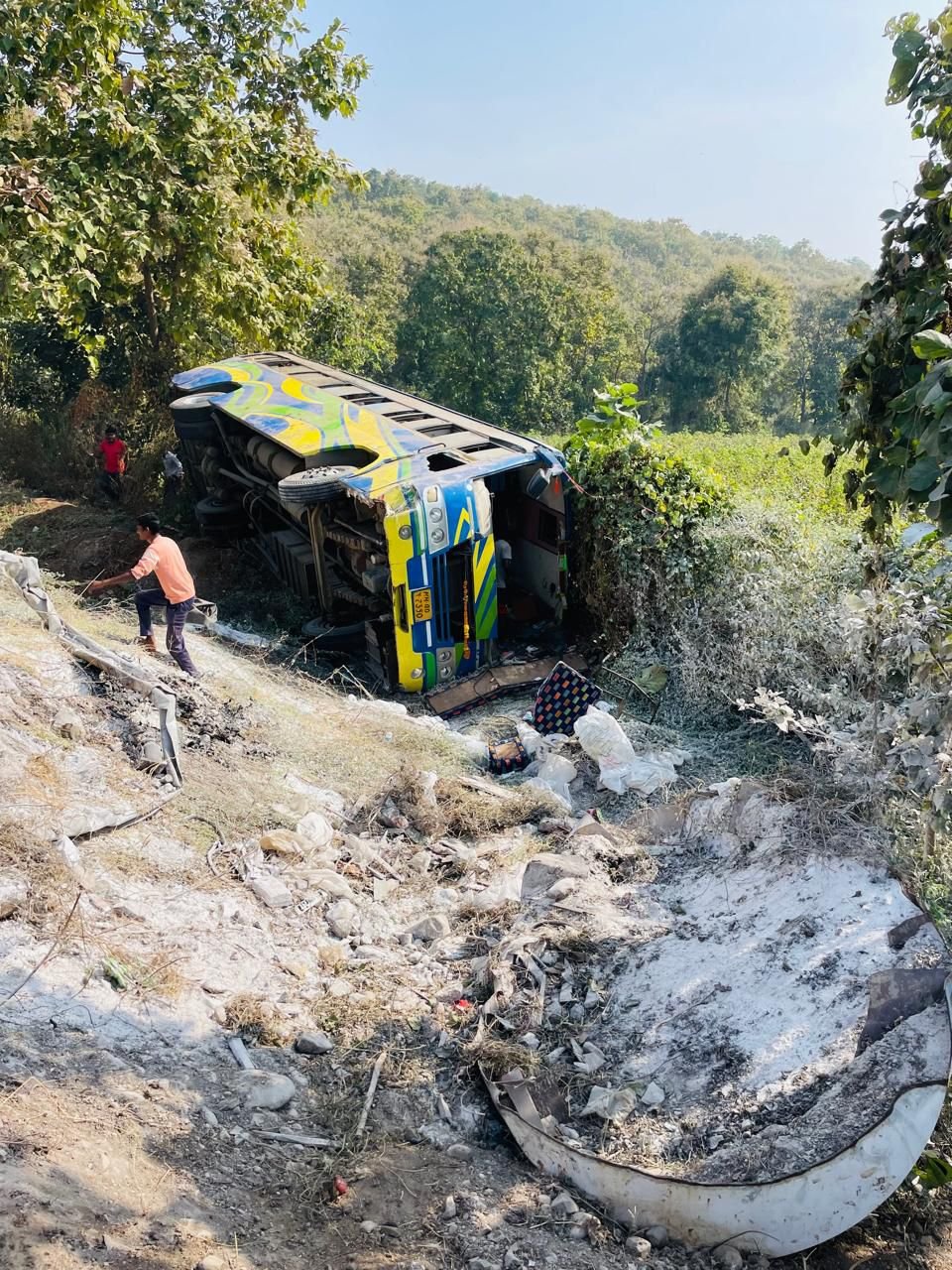 Bus carrying students for a field trip crashes - one student dies